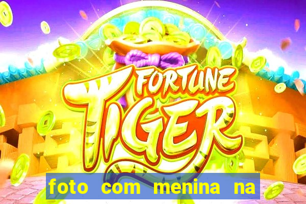 foto com menina na cama fake